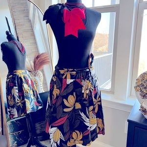 Ann Taylor floral skirt
Size: 4P